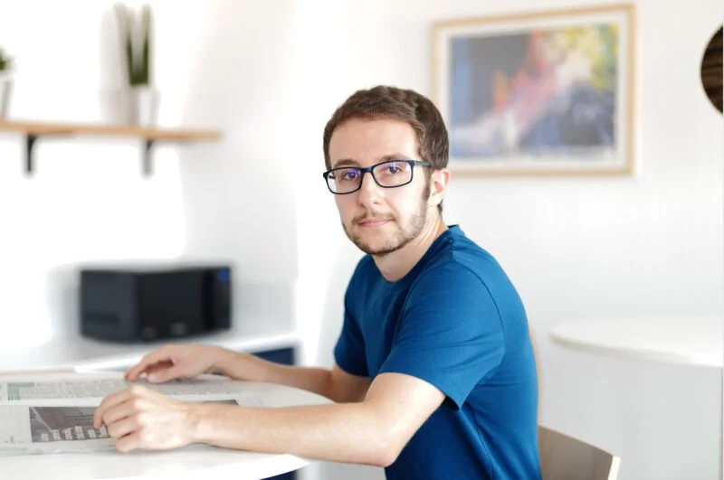 norske skog golbey rse homme qui feuillete