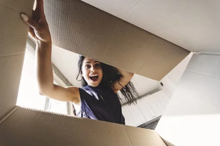 Norske Skog Golbey Vision femme heureuse d'ouvrir un carton